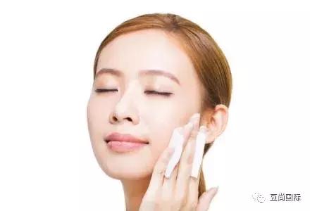 痘痘形成的主要原因有哪些？