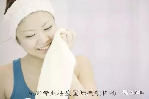 痘印没了，肌肤变白了，说说这是为啥？