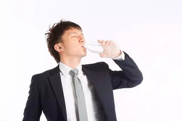 痘痘变白了，自己该不该挤？